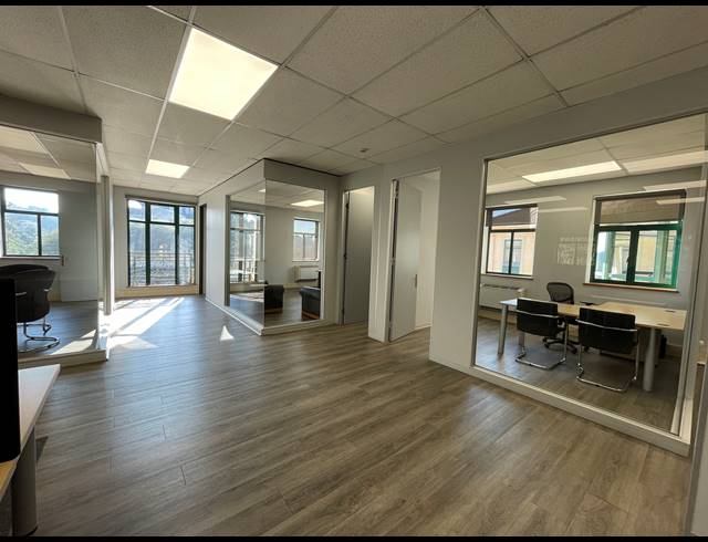 160M² OFFICE TO LET IN LYME PARK